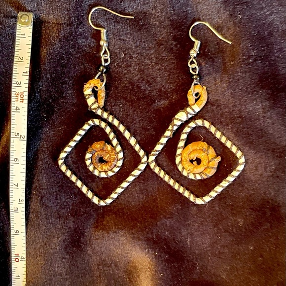 Hand made in Sint Maarten beautiful black & white woven earrings - Picture 3 of 3